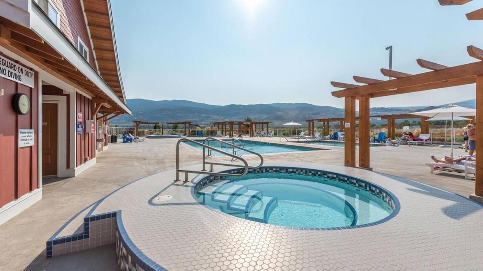 2 King Bedrooms - Walking Distance To Pools Osoyoos Kültér fotó