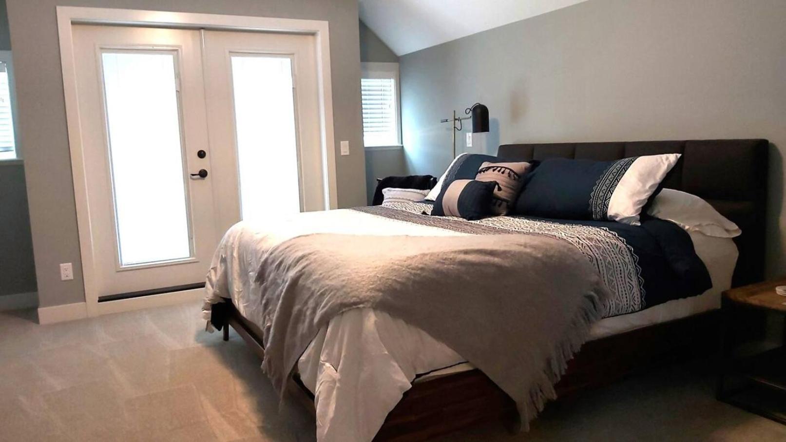 2 King Bedrooms - Walking Distance To Pools Osoyoos Kültér fotó